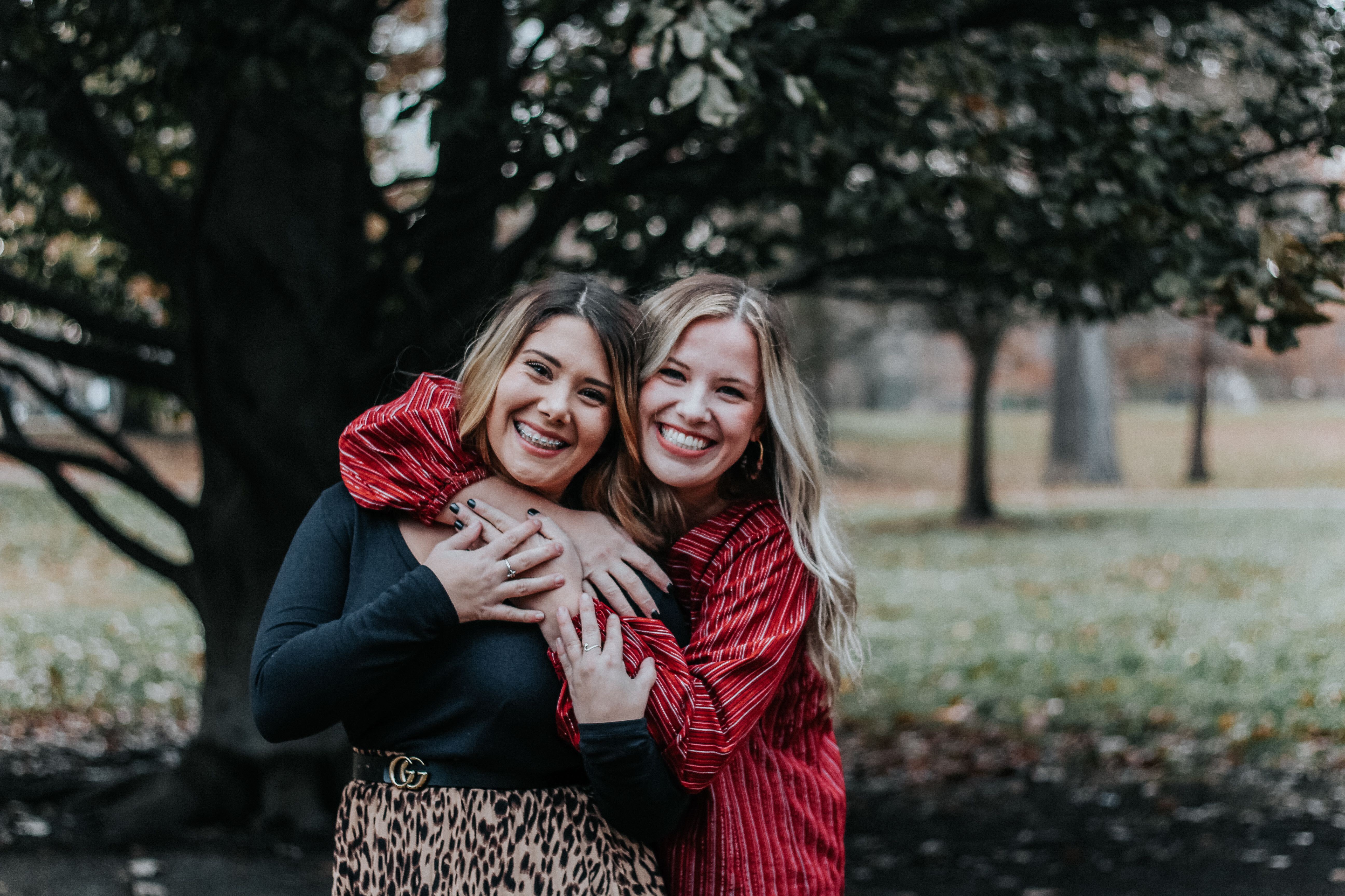 two female friends by Lauren Pennington Photography